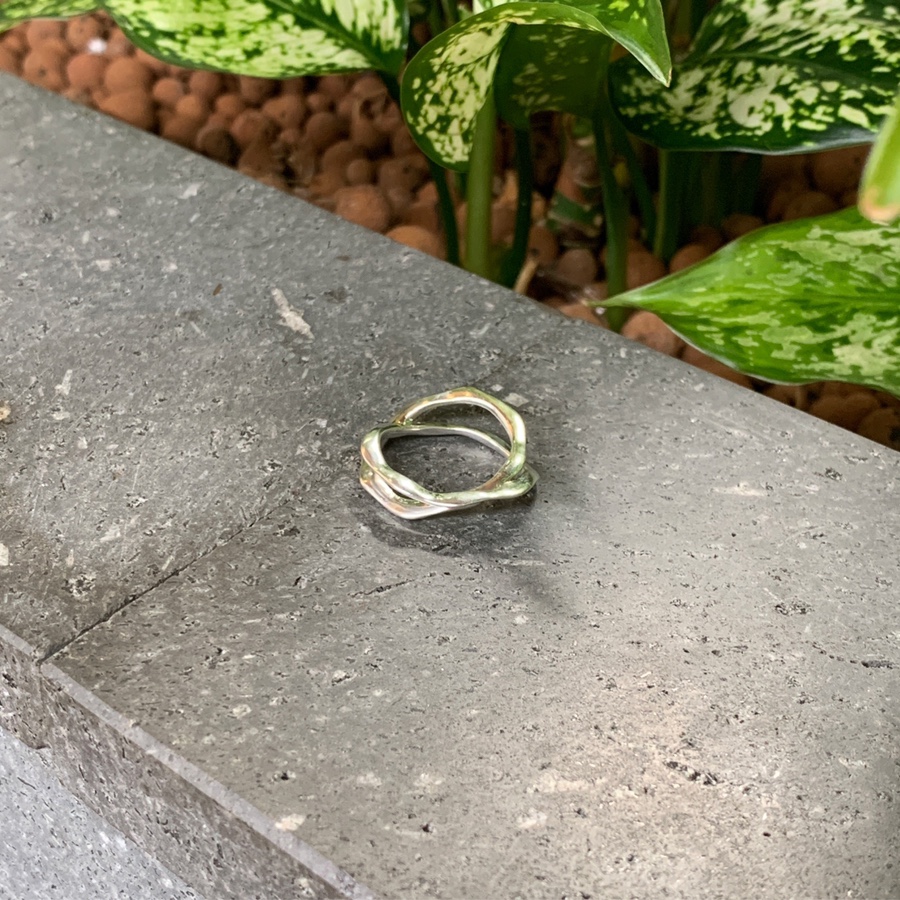 Oyster twisted ring