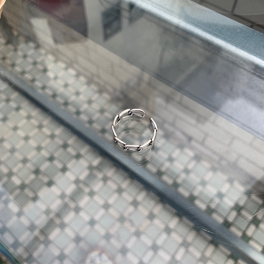Ia Chain detail bangle ring